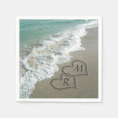 Serviette En Papier Coeurs bloqués sur le sable de plage (Devant)