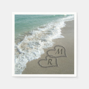 Serviette En Papier Coeurs bloqués sur le sable de plage