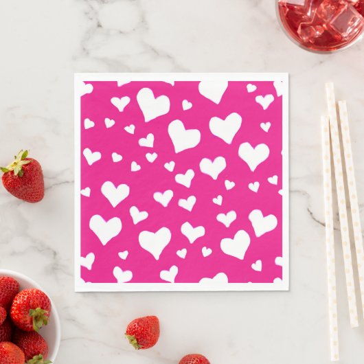 Serviette En Papier Coeurs de balaie blanche sur Fuchsia rose (En situation)