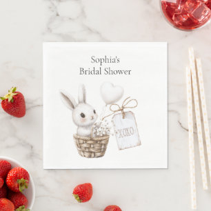 Serviette En Papier Coeurs lapins blancs dans un Baby shower panier XO