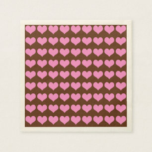 Serviette En Papier Coeurs roses colorés sur l'arrière - plan brun
