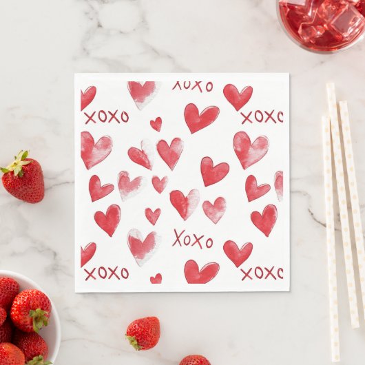 Serviette En Papier Cœurs Rouges XOXO Amour (En situation)