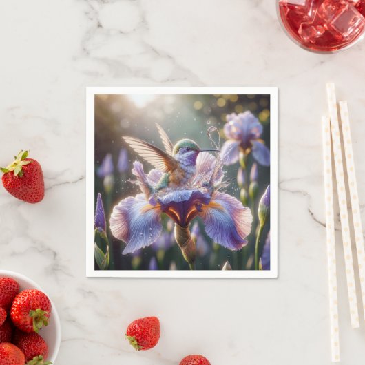 Serviette En Papier Colibri S'Éclaboussant Dans Un Iris (En situation)
