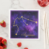 Serviette En Papier Constellation Gold Aquarius sur Galaxie foncée | (En situation)