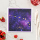 Serviette En Papier Constellation Gold Aries sur Galaxie foncée | (En situation)