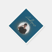 Serviette En Papier Cool Simple Bleu Or Moderne Typographie Grad Photo (Coin)