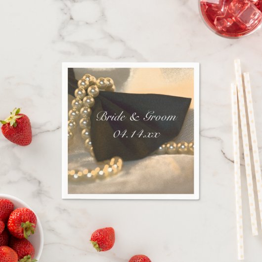 Serviette En Papier Cravate Black Bow et Mariage White Pearl (En situation)