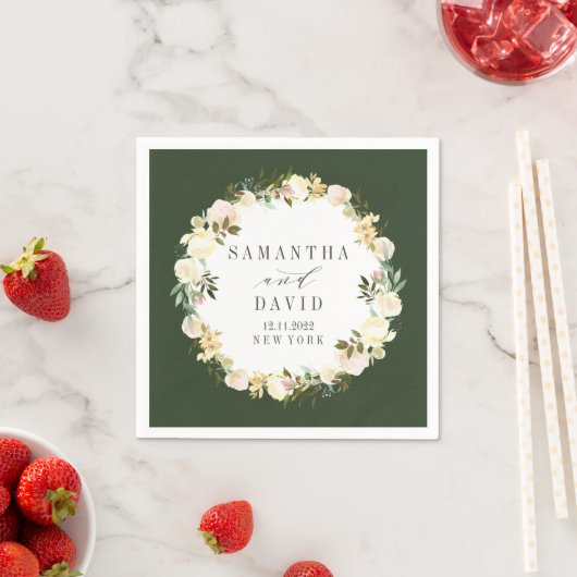 Serviette En Papier Crème et chasseur Vert Mariage floral personnalisé (En situation)