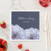 Serviette En Papier Dahlia fleurs lilas bleu marine bleu mariage flora (En situation)
