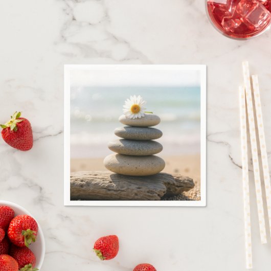 Serviette En Papier Daisy on a Stone Beach Cairn With Driftwood (En situation)