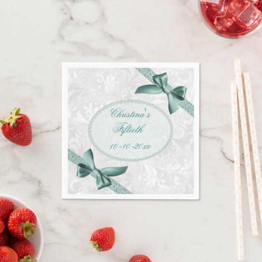 Serviette En Papier Damask et Bows Cinquantième anniversaire Serviette (En situation)