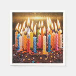 Serviette En Papier De nombreuses bougies d'anniversaire sur un gâteau