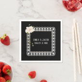 Serviette En Papier Dentelle blanche Anniversaire sur noir (En situation)