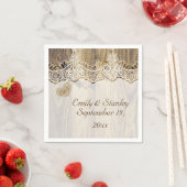 Serviette En Papier Dentelle blanche & coeur sur vieux bois mariage ru (En situation)