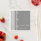 Serviette En Papier Dentelle blanche et mariage gris mariage à fleurs (En situation)