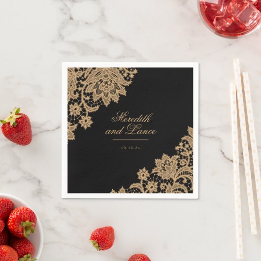 Serviette En Papier Dentelle délicate Mariage de script noir et or (En situation)