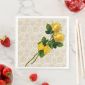 Serviette En Papier Dentelle d'ivoire des roses jaunes sur papier blan (En situation)