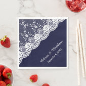 Serviette En Papier Dentelle florale blanche sur Mariage bleu marine (En situation)