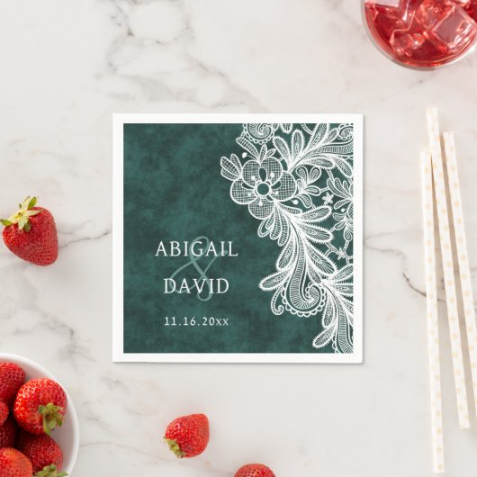 Serviette En Papier Dentelle sur Emerald Green Faux Velvet Mariage (En situation)