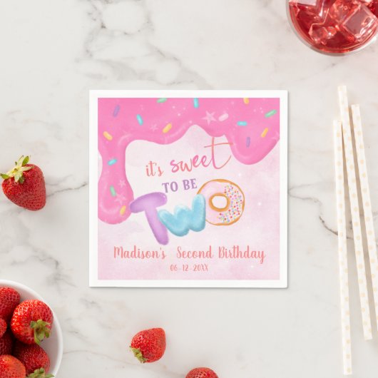 Serviette En Papier Deux Assiette d'Anniversaire de beignets sucrés (En situation)