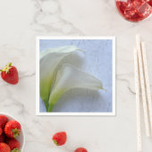 Serviette En Papier Deux lys calla sur du papier texturé (En situation)