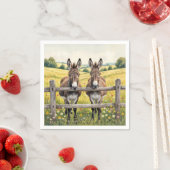 Serviette En Papier Dos debout derrière une clôture dans un pâturage a (En situation)