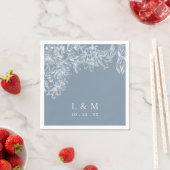 Serviette En Papier Dusty Bleu Blanc Floral Monogramme Mariage serviet (En situation)