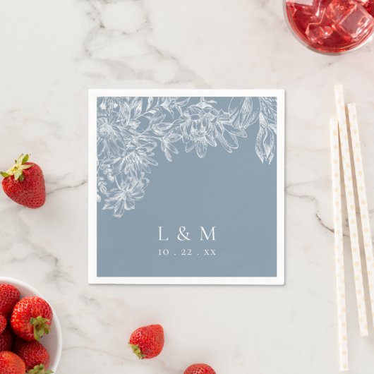 Serviette En Papier Dusty Bleu Blanc Floral Monogramme Mariage serviet (En situation)