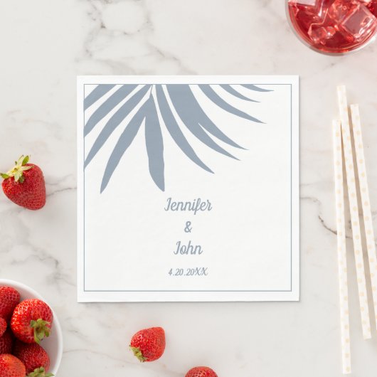 Serviette En Papier Dusty Blue Palm Leaf Beach Mariage tropical (En situation)