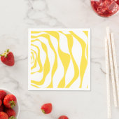 Serviette En Papier Ebb et flux 4 en citron jaune et blanc (En situation)