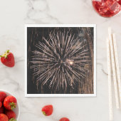 Serviette En Papier Écran Fireworks Sur Ciel Noir (En situation)