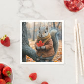 Serviette En Papier Écureuil d'automne tenant une feuille d'érable rou (En situation)