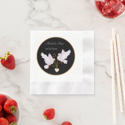 Serviette En Papier élégant amour colombes ajouter nom date Mariage (En situation)