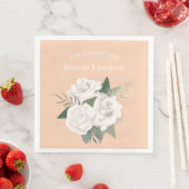 Serviette En Papier Élégant Apricot Crush et Mariage de Roses Blanches (En situation)