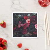 Serviette En Papier Élégant arrangement floral foncé avec Roses (En situation)