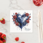 Serviette En Papier Élégant arrangement rose avec feuillage doré (En situation)