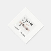 Serviette En Papier Élégant Drunk In Love Parti Mariage moderne couple (Coin)