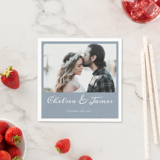 Serviette En Papier Élégant Dusty Blue Calligraphy Mariage photo (En situation)