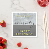 Serviette En Papier Elégant Gris Script Homme Joyeux 70e anniversaire  (En situation)