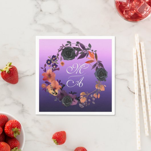 Serviette En Papier Élégant Mariage de monogramme floral noir et pourp (En situation)