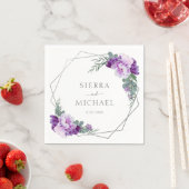 Serviette En Papier Elégant Mariage d'Eucalyptus Floral Argent & Viole (En situation)