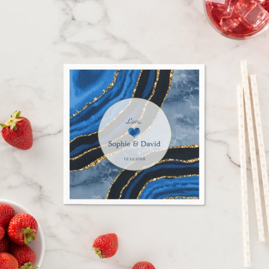Serviette En Papier Élégant Mariage en marbre or marbré bleu marine (En situation)