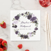 Serviette En Papier Élégant Mariage floral violet et feuille verte or (En situation)