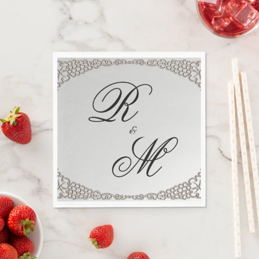 Serviette En Papier Élégant Mariage monogramme argent (En situation)