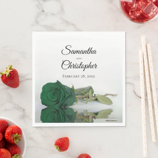 Serviette En Papier Élégant Mariage Rose vert émeraude à longue tige (En situation)