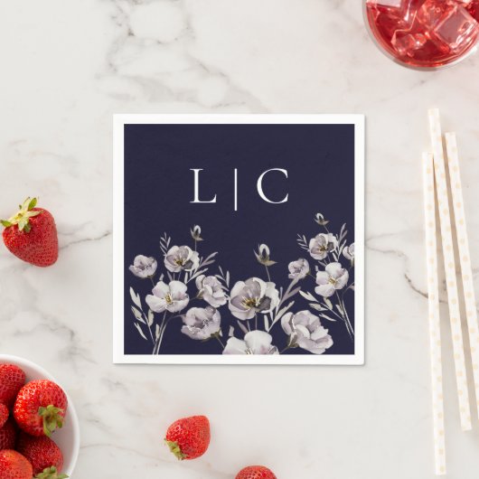 Serviette En Papier Élégant monogramme bleu foncé fleur d'aquarelle (En situation)
