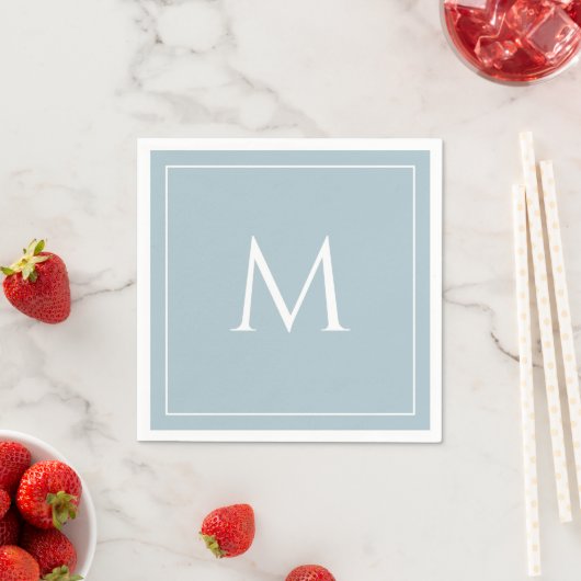 Serviette En Papier Élégant monogramme bleu pastel initial (En situation)
