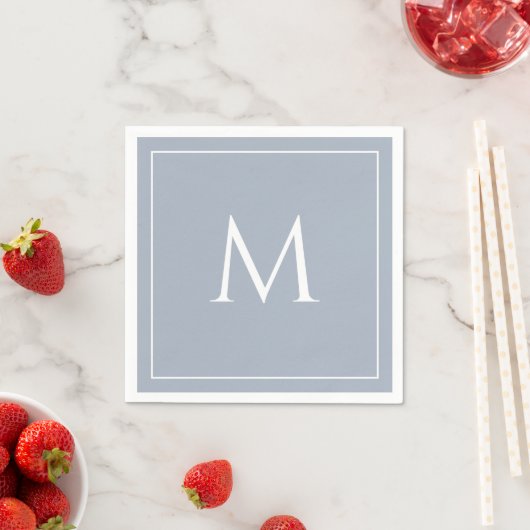 Serviette En Papier Élégant monogramme bleu poussiéreux initial (En situation)