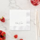 Serviette En Papier Élégant Monogramme Date Mariage de typographie mod (En situation)