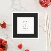 Serviette En Papier Élégant Monogramme Mariage noir et blanc (En situation)